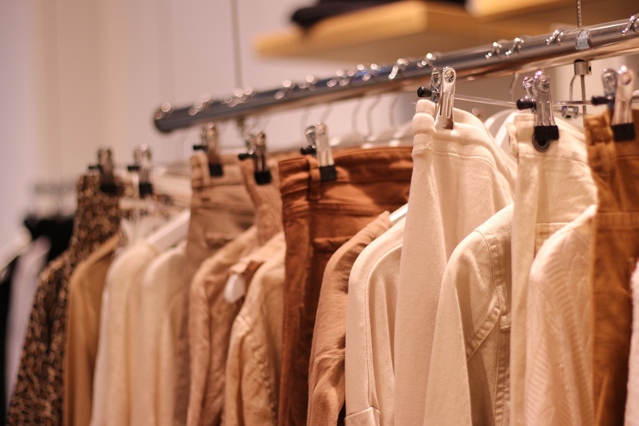 Jak sprzedać używane ubrania z wysokim zyskiem w mniej niż 2 lata